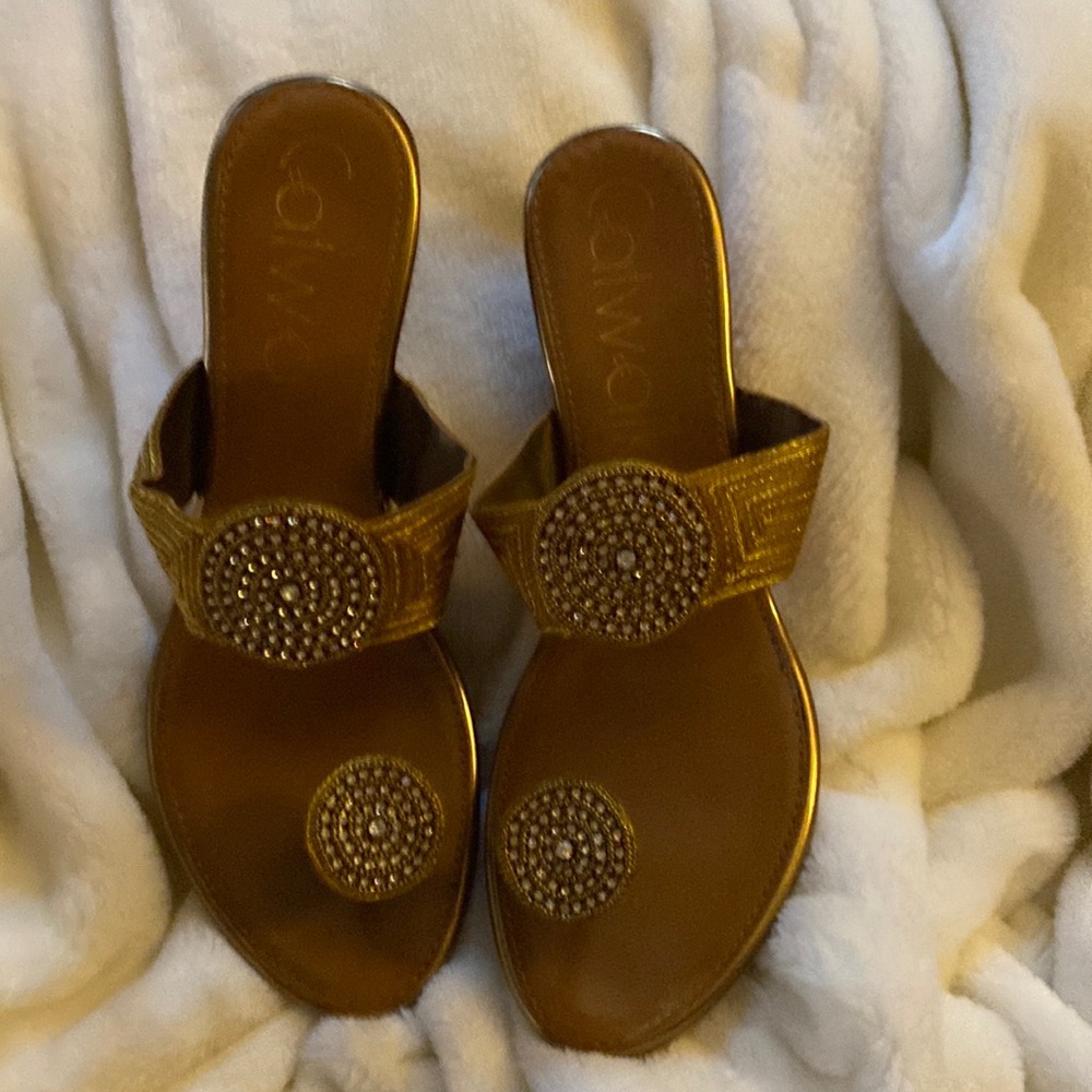 Beautiful Catwalk shoes, you’ll love them ! I just don’t wear anymore! Size 6.